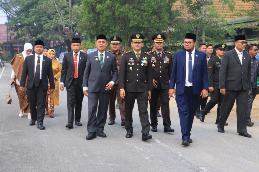 Bupati Herman Ikuti HUT TNI ke 81 Dihalaman Kantor Bupati Indragiri Hilir