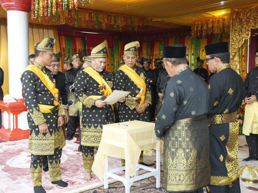 Datuk Sri Setia Amanah Bupati Indragiri Hilir (Inhil) Herman, menyaksikan pengukuhan Pengurus Lembaga Adat Melayu Riau (LAMR) Kecamatan Kateman