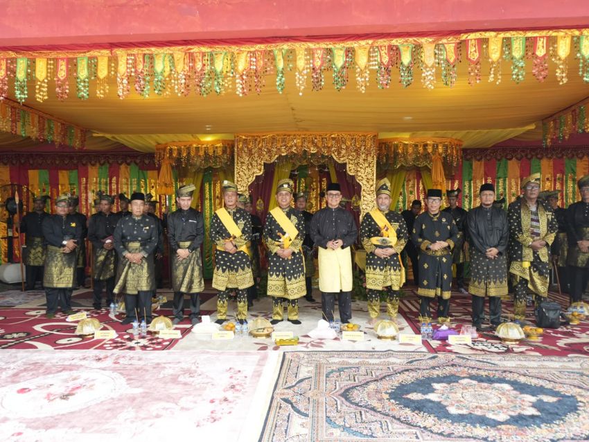 Datuk Sri Setia Amanah Bupati Indragiri Hilir (Inhil) Herman, menyaksikan pengukuhan Pengurus Lembaga Adat Melayu Riau (LAMR) Kecamatan Kateman