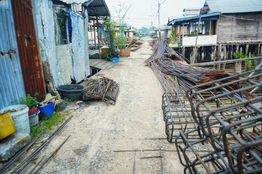 Tinjau Pembangunan Jerambah Khairiah Mandah&ndash;Igal, Bupati Herman Pastikan Kualitas Pekerjaan