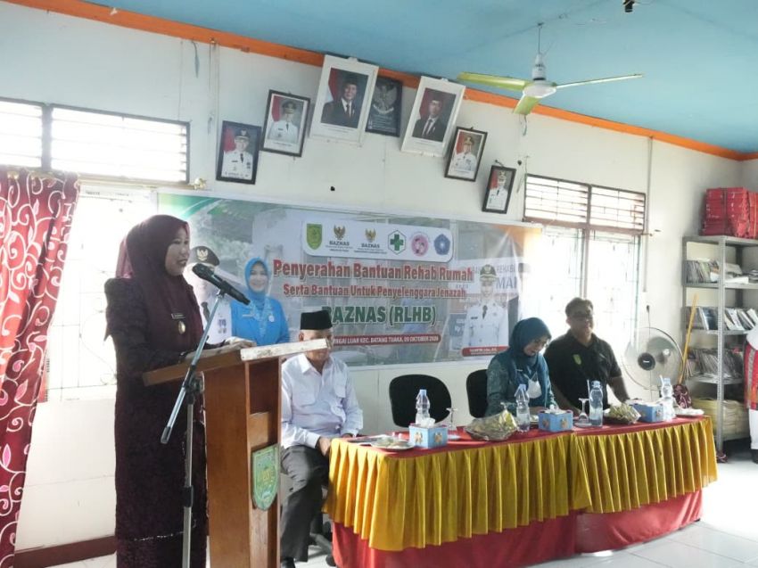Wabup Yuliantini dan Ketua TP PKK Inhil Katerina Susanty  Letakkan Batu Pertama Pembangunan Rumah Layak Huni di Sungai Luar