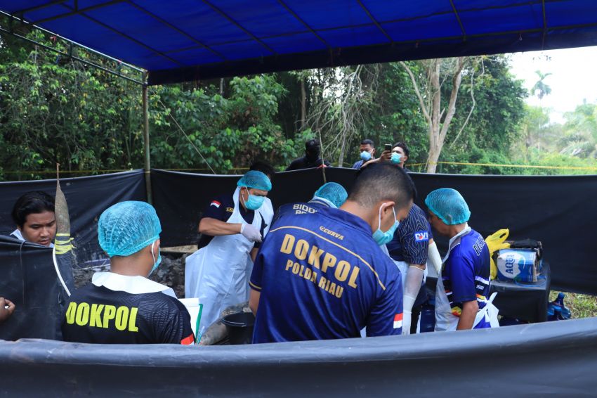 Polres Inhil Dampingi Ekshumasi Jenazah (E. S) , Tim Forensik Lakukan Autopsi