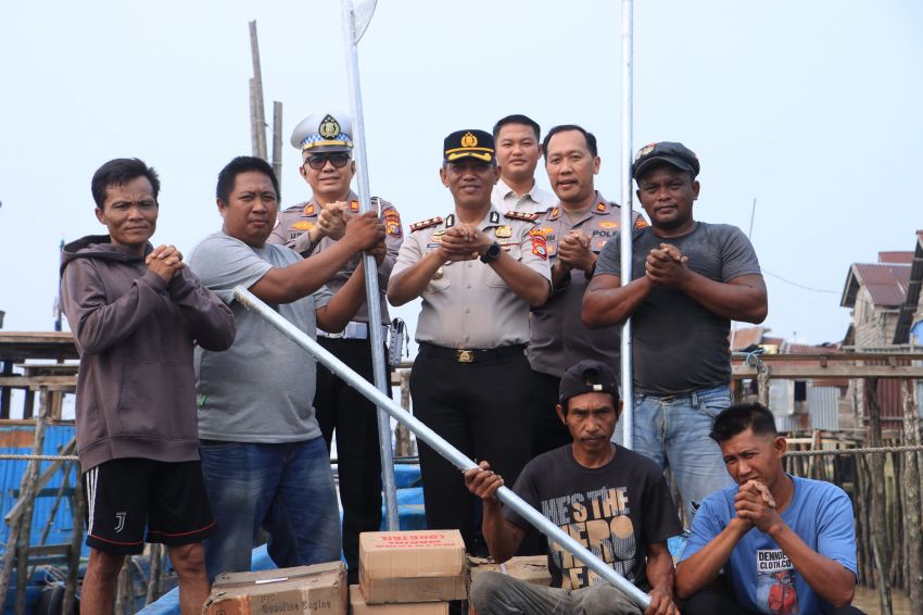 Dukung Program Prioritas Kapolri,Polri Bersama Masyarakat,Kapolres Inhil Serahkan Bantuan 3 (Tiga ) Mesin Katinting kepada Nelayan