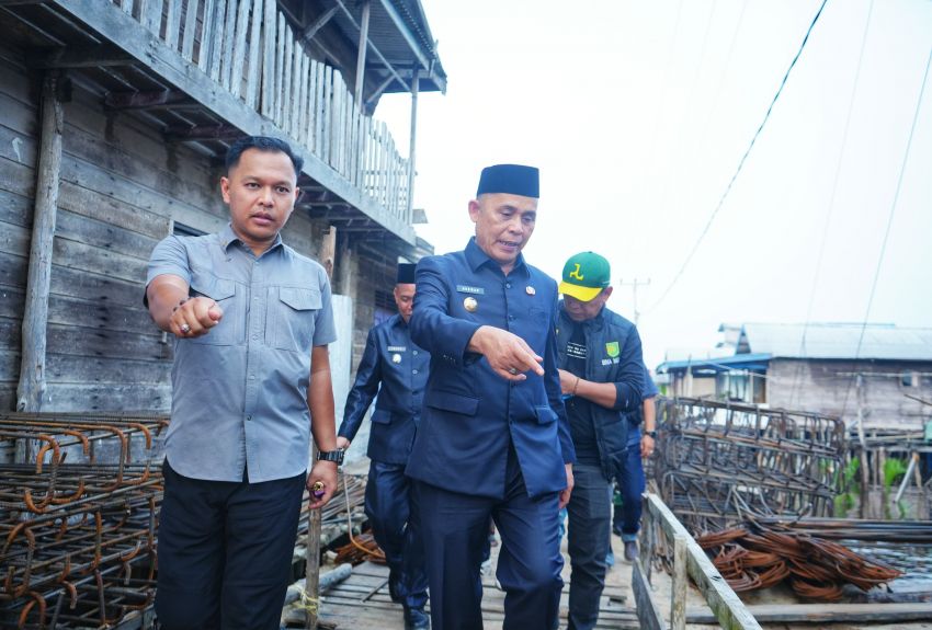 Tinjau Pembangunan Jerambah Khairiah Mandah&ndash;Igal, Bupati Herman Pastikan Kualitas Pekerjaan