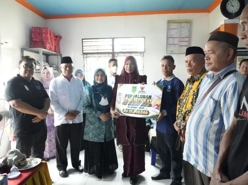 Wabup Yuliantini dan Ketua TP PKK Inhil Katerina Susanty  Letakkan Batu Pertama Pembangunan Rumah Layak Huni di Sungai Luar
