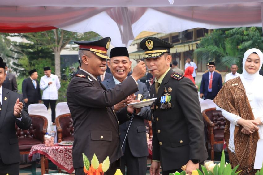 Bupati Herman Ikuti HUT TNI ke 81 Dihalaman Kantor Bupati Indragiri Hilir